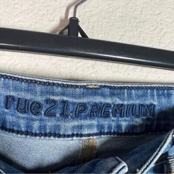 Rue 21 Womens Relaxed Fit Jeans Medium Wash Ripped Patchwork Size‎ 36/32 - Picture 5 of 7